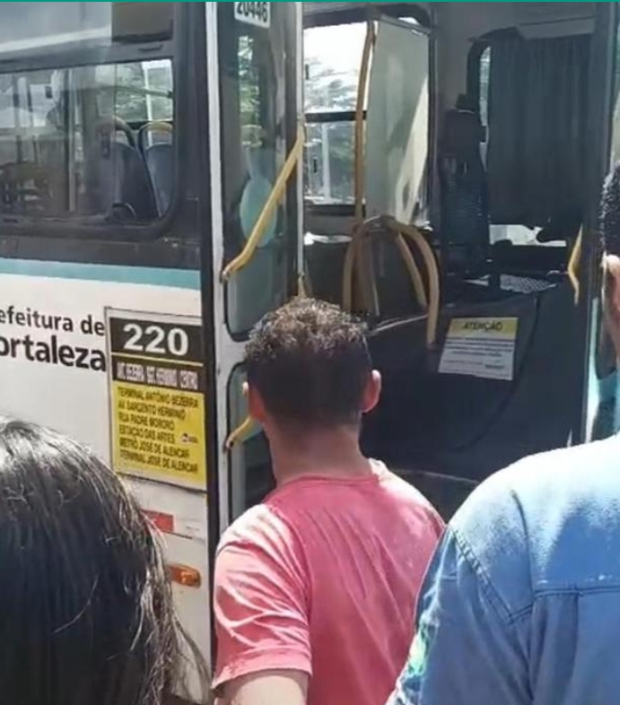 Mulher é morta a tiros dentro de ônibus na Avenida Sargento Hermínio, em Fortaleza