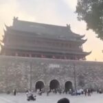 Torre na China com 650 anos de história desaba e quase fere turistas; vídeo