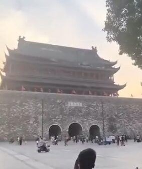 Torre na China com 650 anos de história desaba e quase fere turistas; vídeo