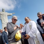 Carlo Ancelotti visita o Cristo Redentor, recebe bênção e é presenteado com terço