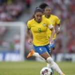Debinha e Laís Estevam são cortadas da seleção feminina de futebol para amistosos com o Japão