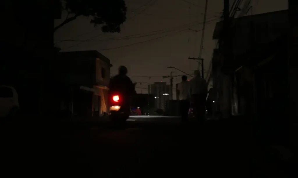 Fortaleza terá bairros sem luz entre domingo (4) e quarta (7) por desligamento programado; veja quais