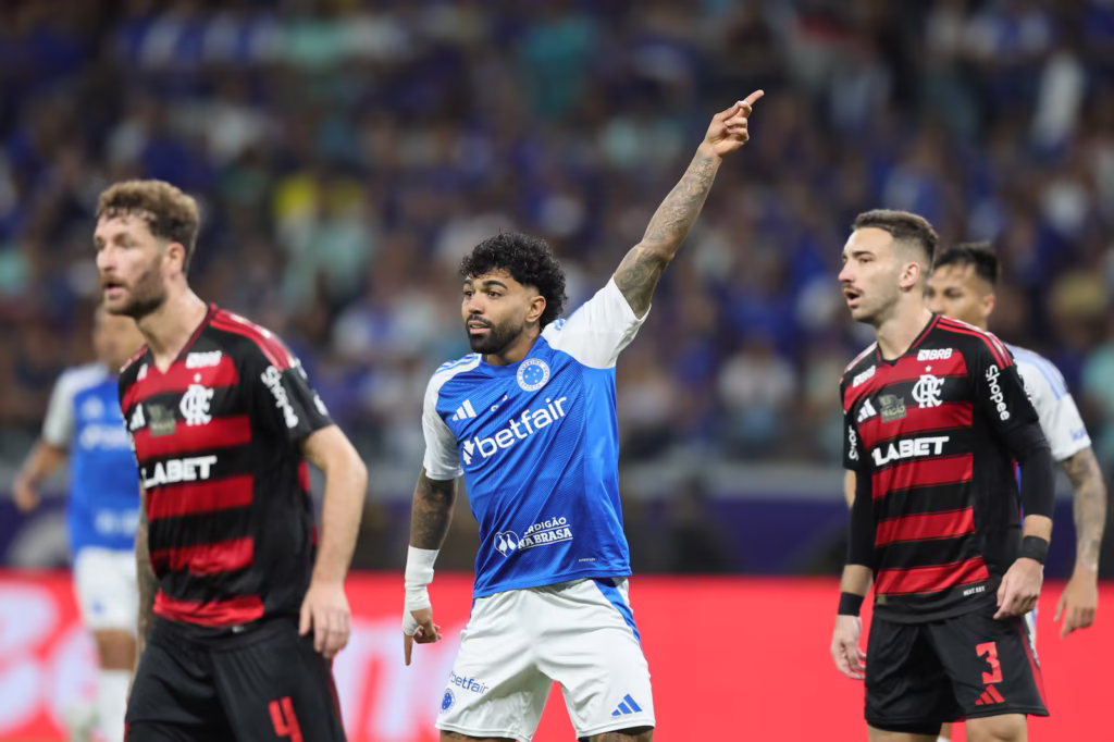 Gabigol marca de pênalti contra o ex-clube, e Cruzeiro vence Flamengo pelo Brasileirão