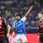 Gabigol marca de pênalti contra o ex-clube, e Cruzeiro vence Flamengo pelo Brasileirão