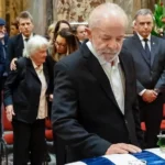 Lula homenageia Pepe Mujica em velório no Uruguai nesta quinta-feira (15)