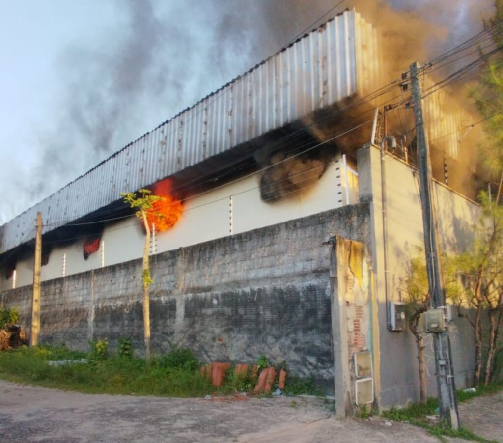 Incêndio atinge fábrica de velas em Fortaleza; duas pessoas passam mal durante ocorrência