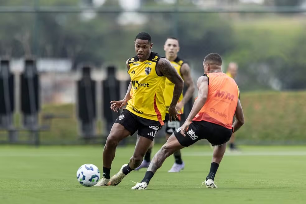 Júnior Santos treina e Atlético-MG fará primeira atividade no gramado sintético da Arena MRV