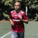 Lucas Moura acusa novas dores no joelho direito e adia volta ao time titular do São Paulo