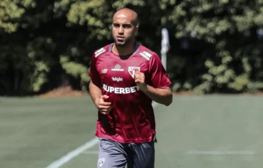 Lucas Moura acusa novas dores no joelho direito e adia volta ao time titular do São Paulo