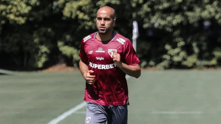 Lucas Moura acusa novas dores no joelho direito e adia volta ao time titular do São Paulo