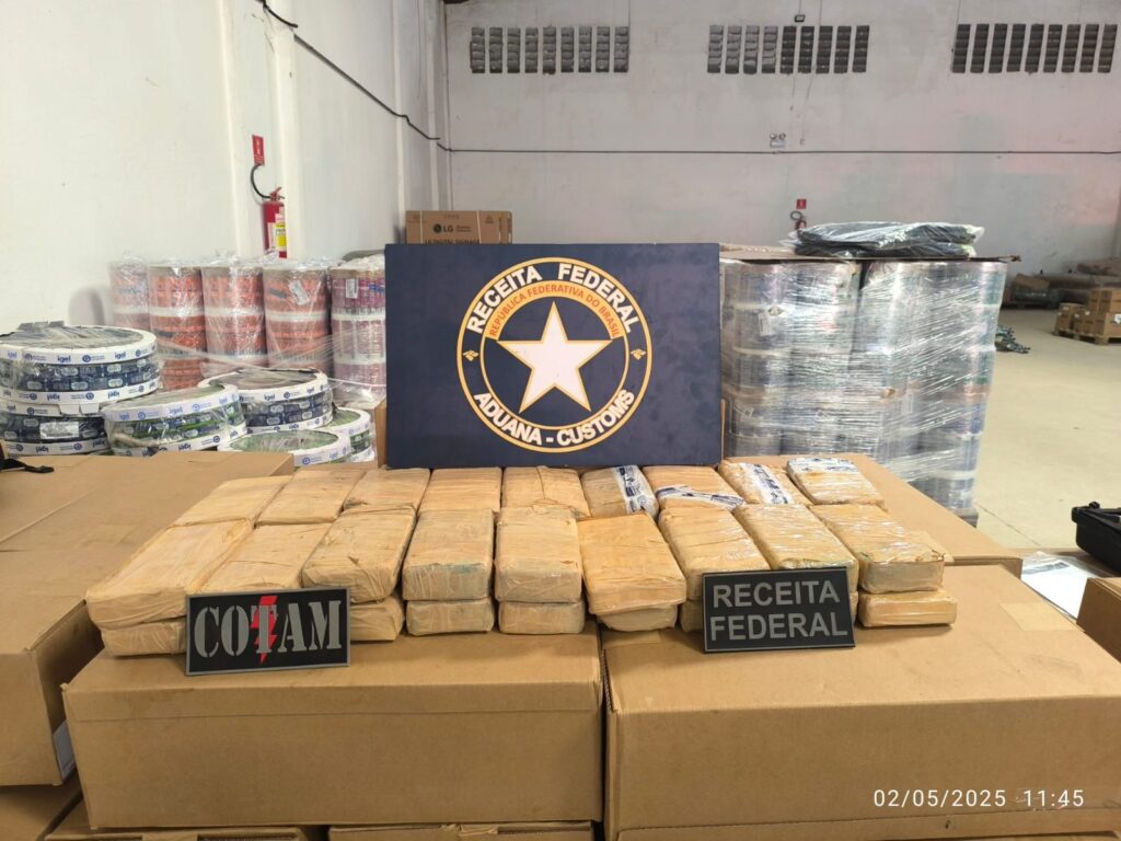 Durante operação, 36 kg de pasta base de cocaína são apreendidos em fundo falso de caminhonete em Fortaleza