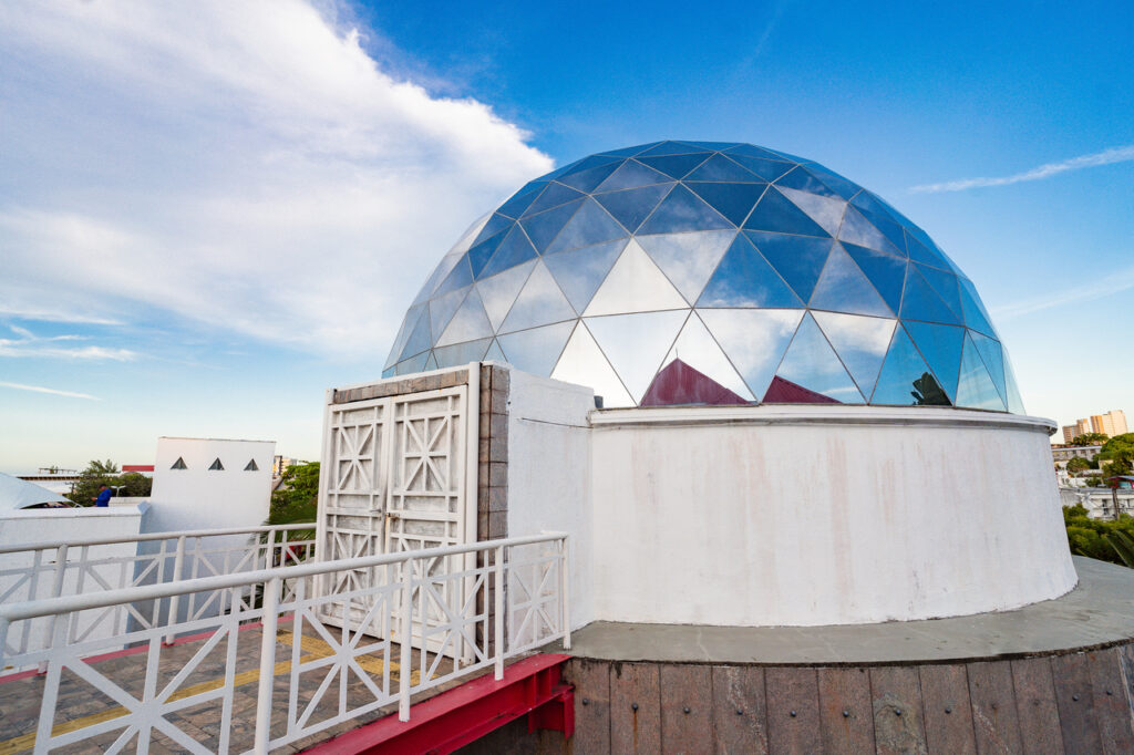 Planetário Rubens de Azevedo tem sessões imersivas, cursos gratuitos e observação astronômica em maio
