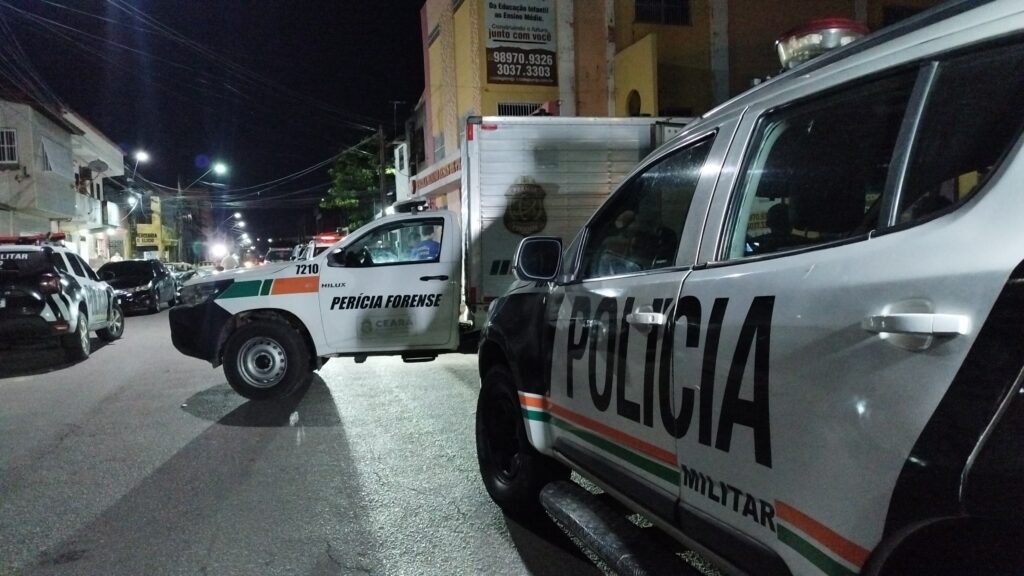 Homem é morto a tiros em frente a escola no bairro Carlito Pamplona