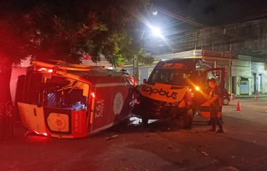 Ambulância do SAMU capota após ser atingida por van no Centro de Fortaleza