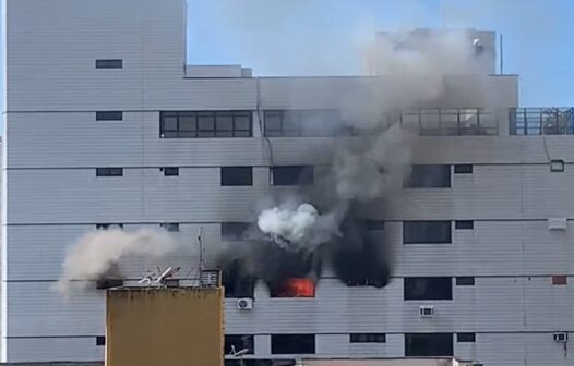 Incêndio atinge apartamento no 10º andar de condomínio em Fortaleza; vídeo