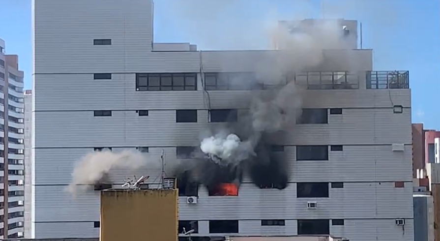 Incêndio atinge apartamento no 10º andar de condomínio em Fortaleza; vídeo
