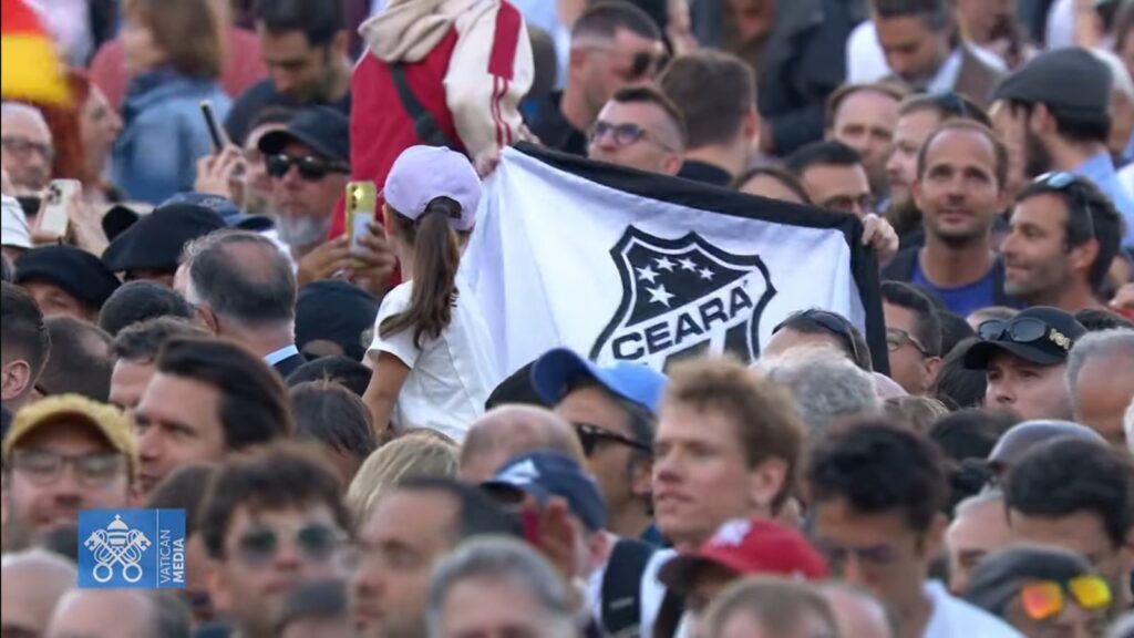 Bandeira do Ceará é vista durante anúncio do novo Papa no Vaticano