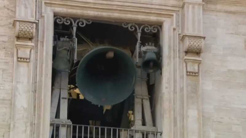 Após fumaça branca, sinos tocam e anunciam novo Papa no Vaticano