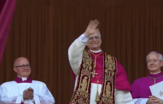 Leão XIV: novo Papa aparece pela primeira vez na sacada da Basílica de São Pedro; vídeo
