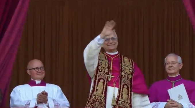 Leão XIV: novo Papa aparece pela primeira vez na sacada da Basílica de São Pedro; vídeo