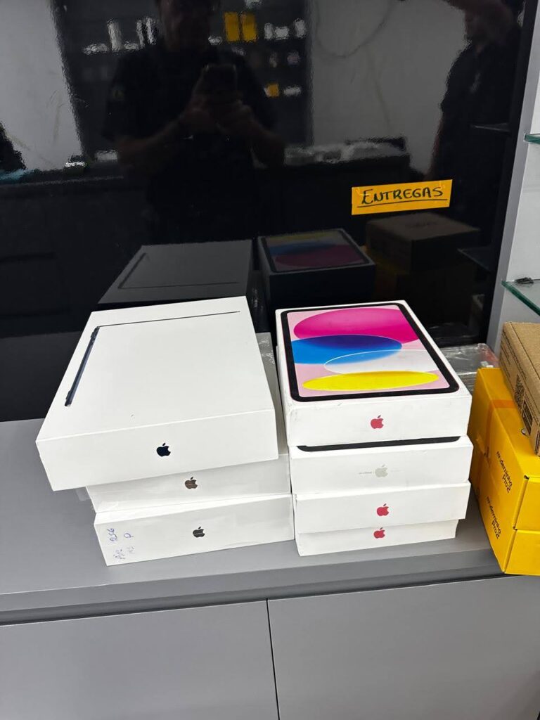 Celulares, acessórios eletrônicos e perfumes são apreendidos em operação da Receita Federal contra comércio irregular em Fortaleza