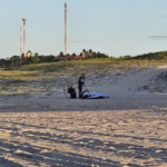 Piloto de paramotor perde controle e cai na praia de Morro Branco, no Ceará; vídeo