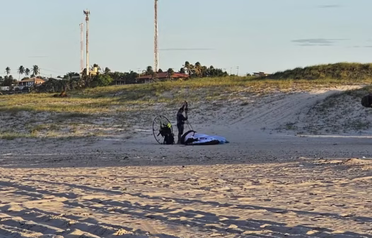 Piloto de paramotor perde controle e cai na praia de Morro Branco, no Ceará; vídeo