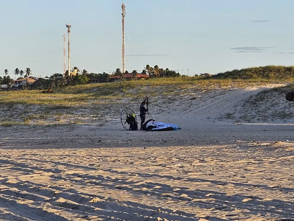 Piloto de paramotor perde controle e cai na praia de Morro Branco, no Ceará; vídeo