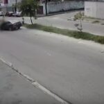Carro desgovernado atropela pedestre e causa colisão em avenida de Fortaleza; vídeo