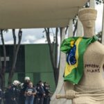 Mulher que pichou estátua da Justiça com batom recorre de condenação no STF