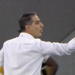 Técnico do Botafogo explica gesto com o dedo: ‘Fiz para meu colega de comissão’