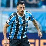 Jogador do Grêmio tenta cuspir no árbitro, acerta PM e vai parar na delegacia