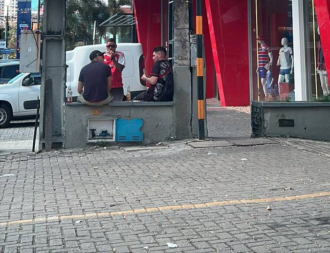 Mesmo proibidos, torcedores do Colo-Colo compram ingressos para jogo contra o Fortaleza