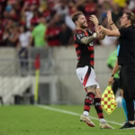 Flamengo sofre, mas vence Táchira e avança na Libertadores sob olhares de Ancelotti