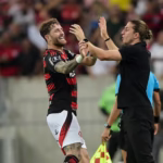Flamengo sofre, mas vence Táchira e avança na Libertadores sob olhares de Ancelotti