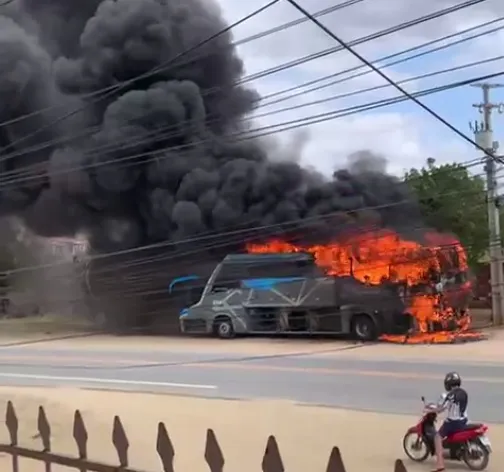 Incêndio: ônibus pega fogo em estrada em Canindé, no Ceará