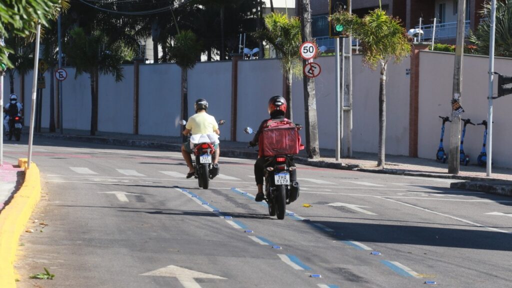 Lei que dá isenção de 50% no IPVA para motociclistas por aplicativo é sancionada em Fortaleza