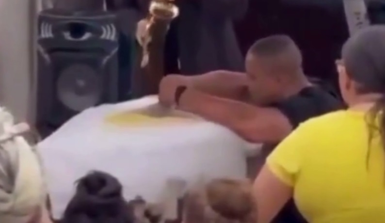 Homem preso após esposa cair do 10º andar chorou sobre o caixão da vítima, no interior do Ceará