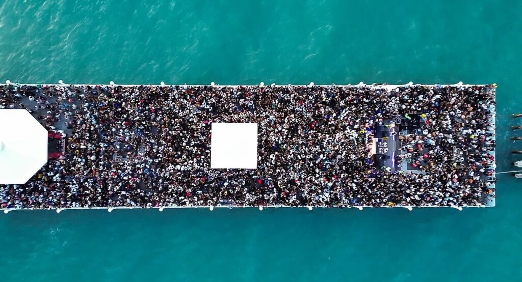 Praia de Iracema: festa de música eletrônica lota Ponte dos Ingleses, em Fortaleza