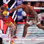 Anthony Joshua luta mal, mas derruba Jake Paul no sexto round e espera por Tyson Fury