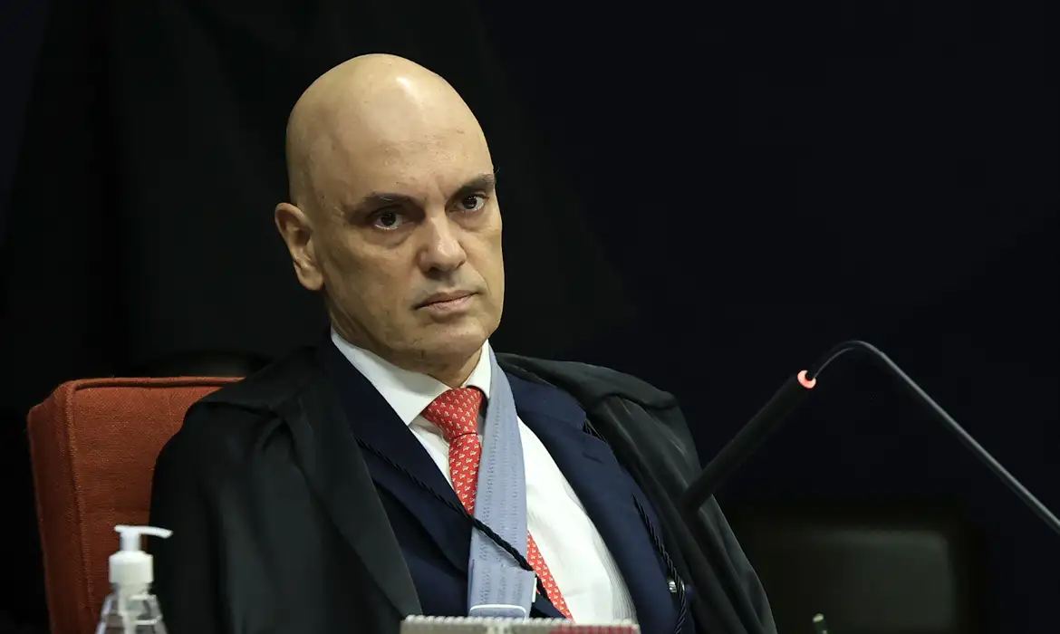 Moraes autoriza cirurgia de Bolsonaro, mas rejeita prisão domiciliar