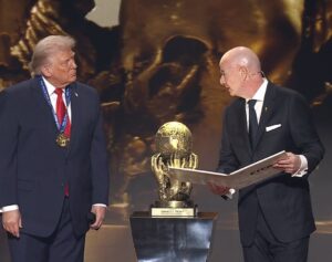 Trump recebe o Prêmio da Paz da Fifa durante o sorteio dos grupos da Copa do Mundo 2026
