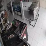 Mulher tenta furtar óleo de cozinha escondendo produto dentro do vestido em comércio de Fortaleza