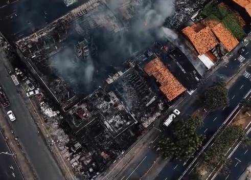 Imagens aéreas mostram detalhes de como ficou a Sucata Chico Alves após incêndio em Fortaleza