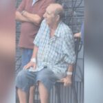 Chico Alves, de 84 anos, se emociona em visita à sucata dois dias após incêndio em Fortaleza