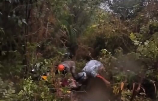 Três pessoas são resgatadas após carro cair em ribanceira na Chapada do Araripe, em Barbalha
