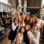 Thalia entra na trend e posta vídeo ao lado de personagens vividos por ela em novelas