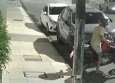 Criminoso destrava e furta motocicleta em poucos segundos no Meireles, em Fortaleza