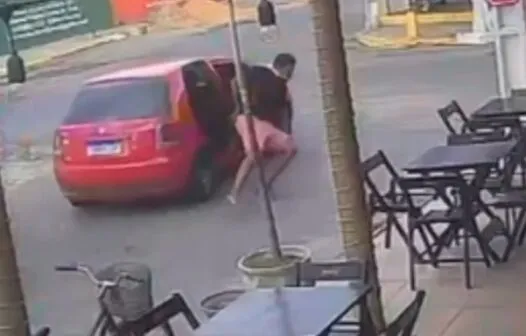 Homem escapa de sequestro no Ceará ao pular de carro em movimento com as mãos amarradas