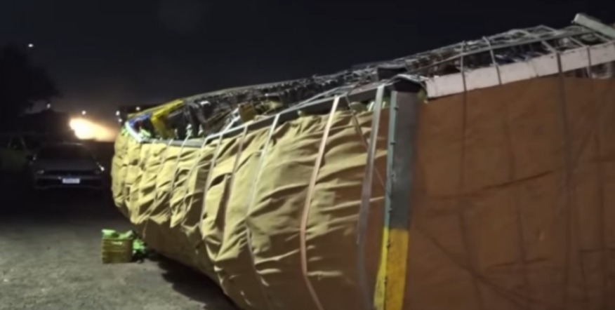 Caminhão carregado de bananas tomba em trecho com desnível no Quarto Anel Viário, em Maracanaú